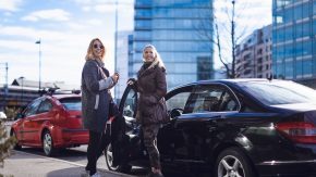 To kvinner ved en bil med åpen dør