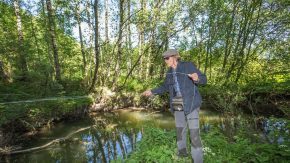 mann som fisker i Alnaelva