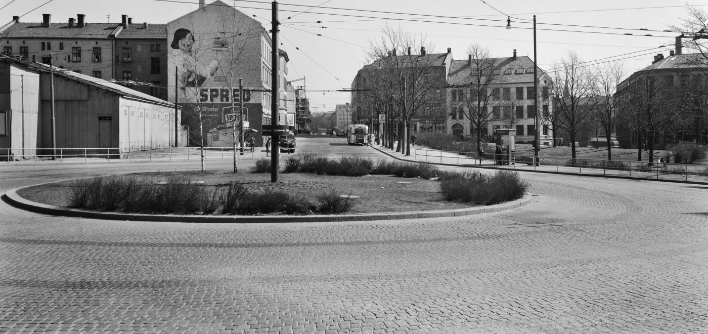 Historisk bilde av den første busslinjen som gikk over Alexander Kiellands plass. Rundkjøring og vei.