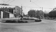 Historisk bilde av den første busslinjen som gikk over Alexander Kiellands plass. Rundkjøring og vei.