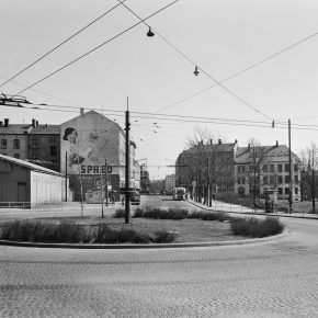 Historisk bilde av den første busslinjen som gikk over Alexander Kiellands plass. Rundkjøring og vei.