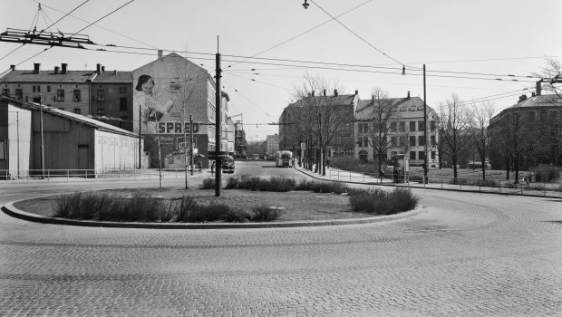 Historisk bilde av den første busslinjen som gikk over Alexander Kiellands plass. Rundkjøring og vei.