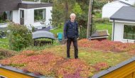Bent C. Braskerud står på garasjetaket med tre typer plantedekke.