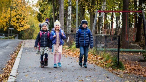 Førsteklassinger ved Kastellet skole går til skolen