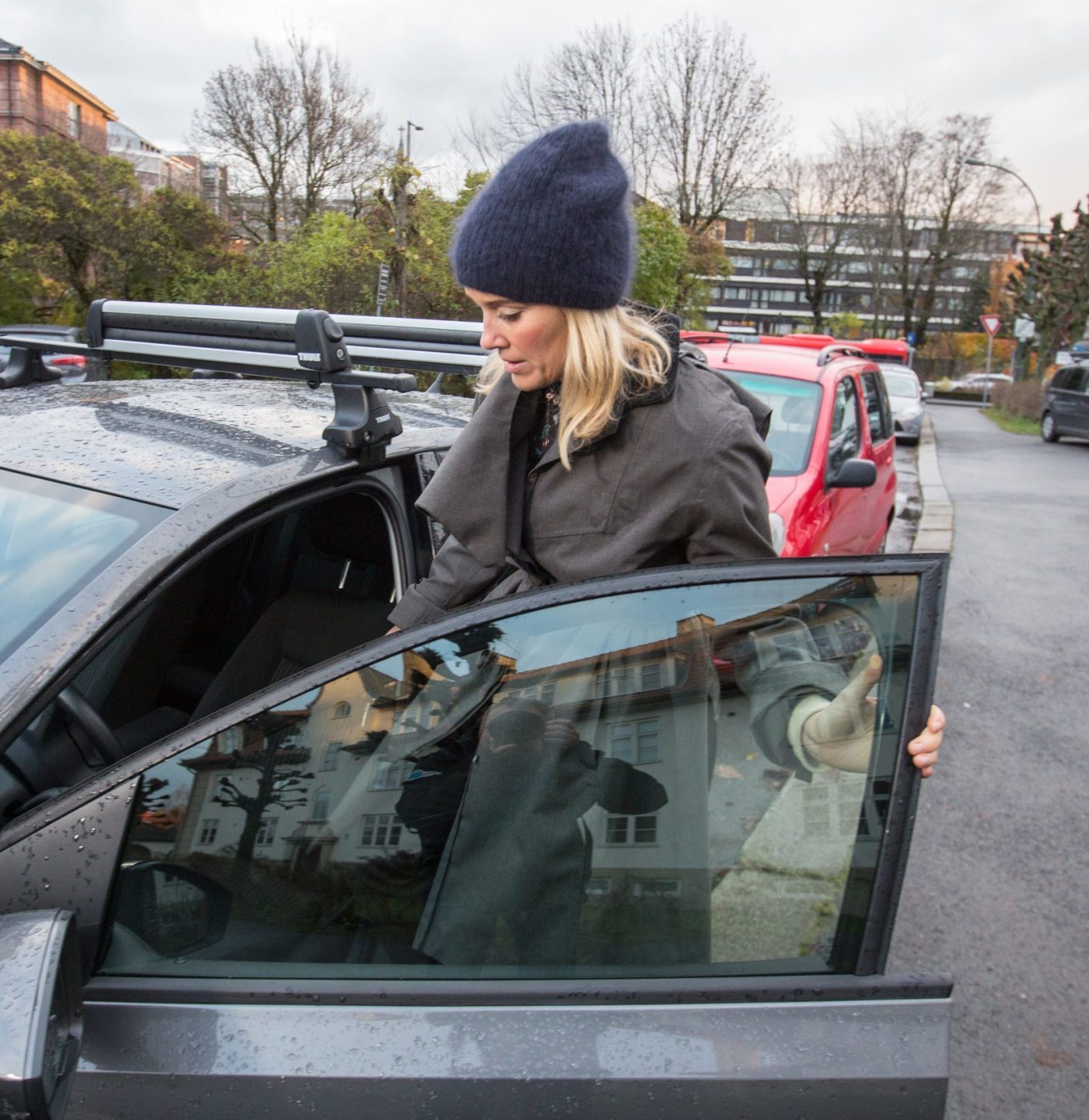 Maren Synnevåg setter seg inn i bilen som står parkert på beboerparkeringen