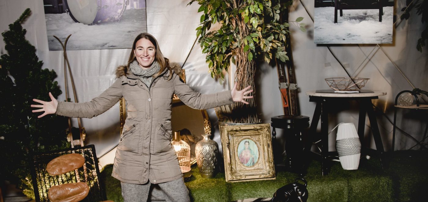 Katerina Medbøe Eriksen står foran møblene hun har redesignet og stiller ut i ombruksteltet på Haraldrud.