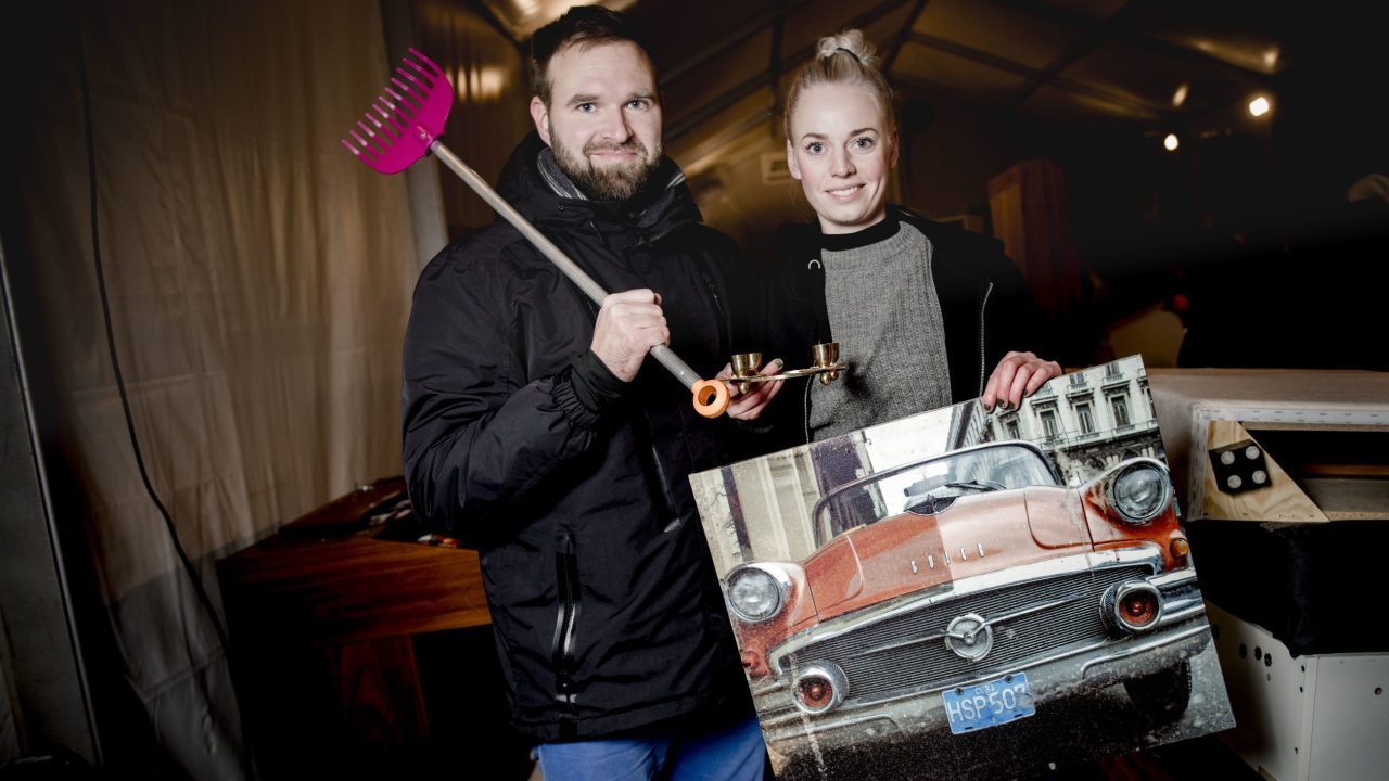 Philip og Linda Adolphson holder en rake til barn og et bilde som de har funnet i omrbukshallen på Haraldrud gjenbruksstasjon