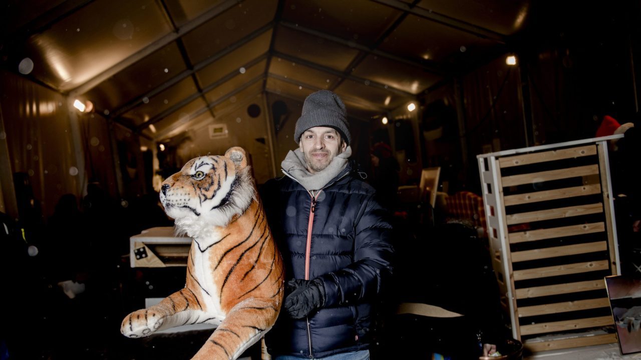 Abdulhei Hussei holder en stor tigerbamse som han har funnet på ombrukshallen på Haraldrud.