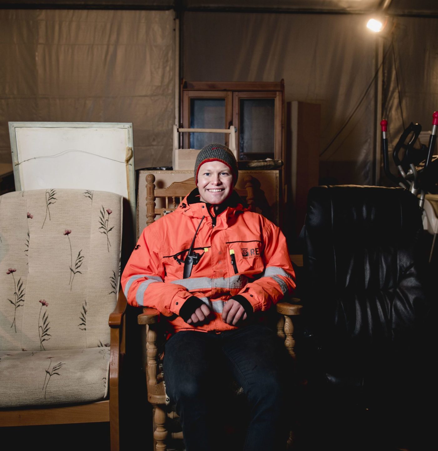 Eirik Vigerust, som jobber med utvikling av tjenester i Renovasjonsetaten, sitter i en av stolene som er levert inn på Haraldrud gjenbruksstasjon