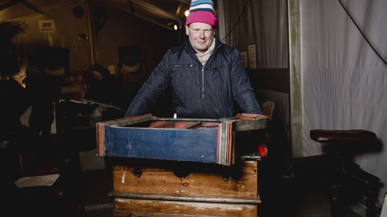 Jon Henrik Granli foran en hylle han har funnet i ombrukshallen på Haraldrud.