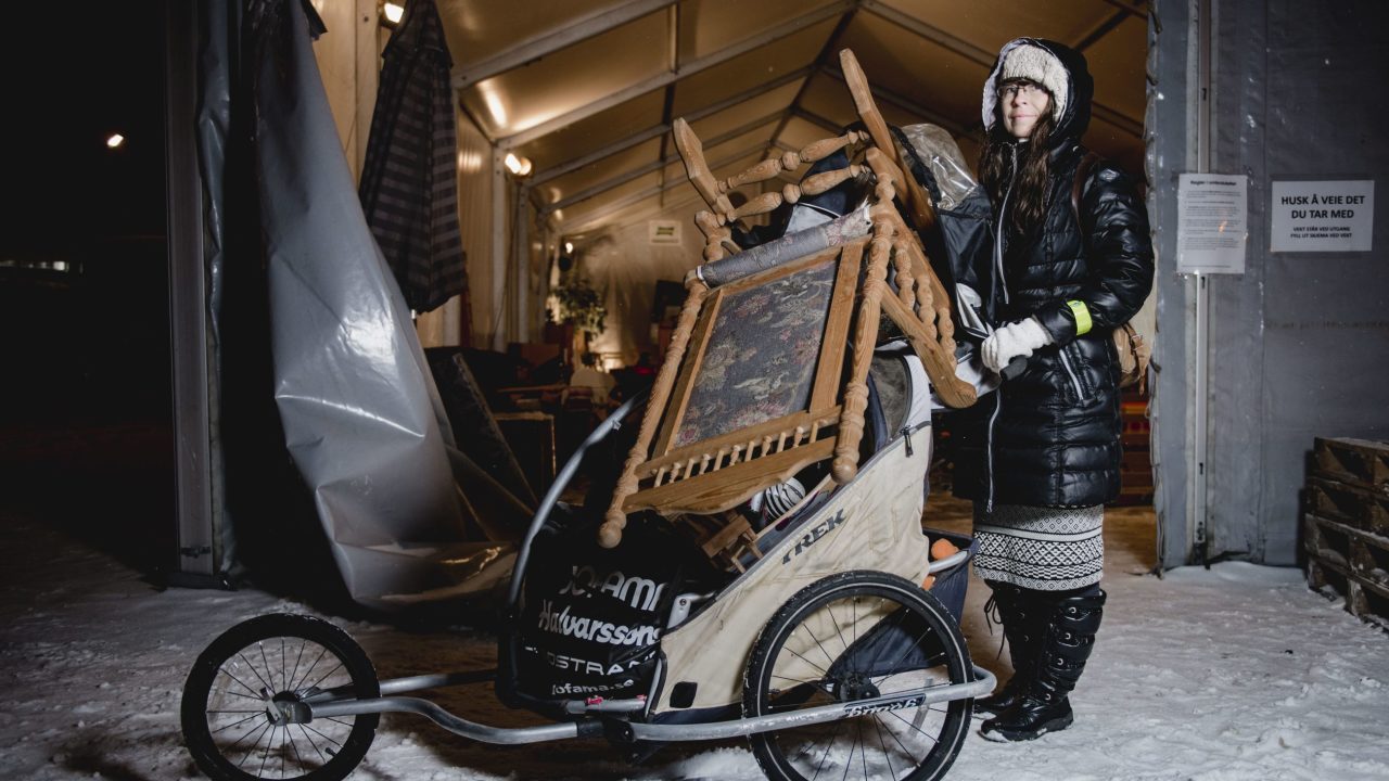Monica Krepsen triller en sliten sykkelvogn, som hun har fylt med en stol og andre møbler fra omrbuksteltet på Haraldrud.