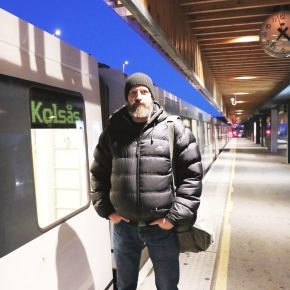 Takket være bompenger kan Mads Nygård ta t-banen til og fra jobb.