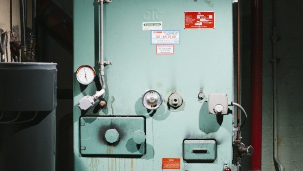 Gammel oljefyr brukt til oppvarming av hus.