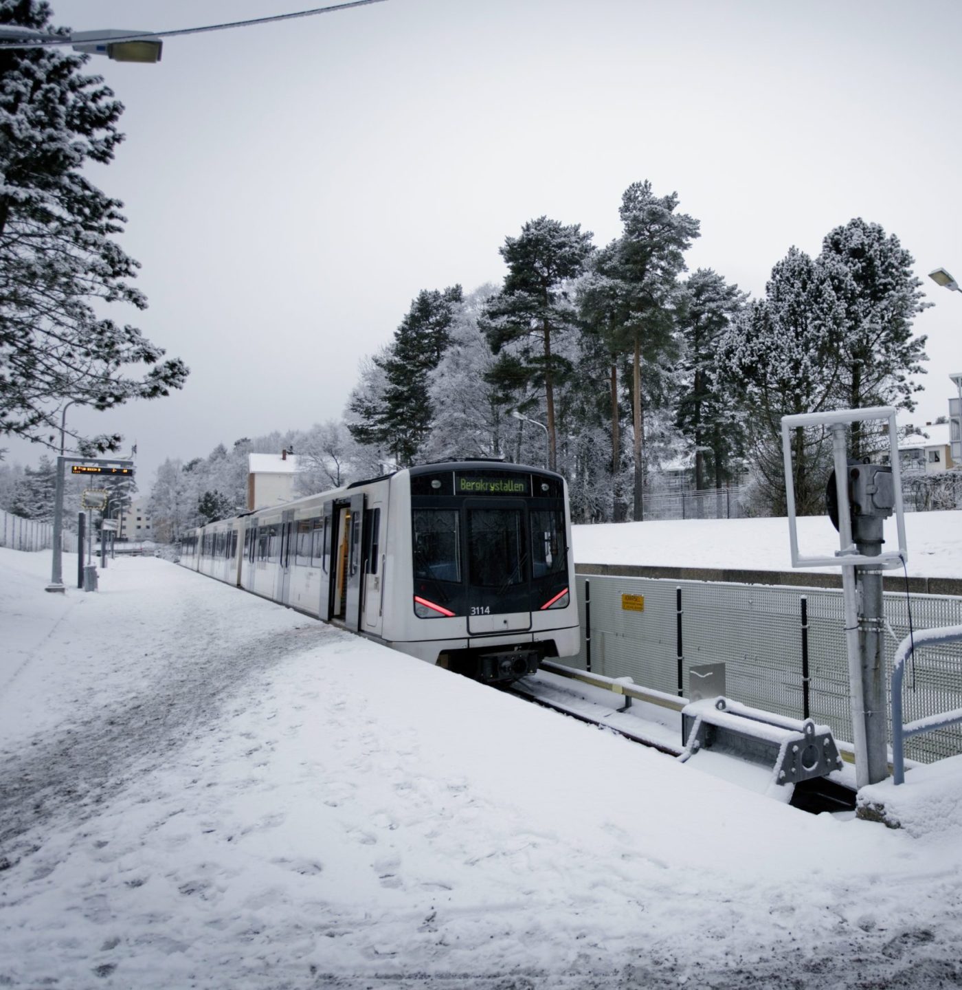 Parkert t-bane på endeholdeplassen Bergkrystallen. Snølandskap.