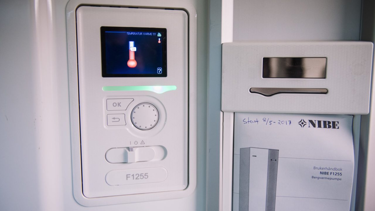 Bilde av teknisk installasjon som viser gradene på varmepumpa