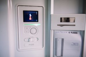 Bilde av teknisk installasjon som viser gradene på varmepumpa