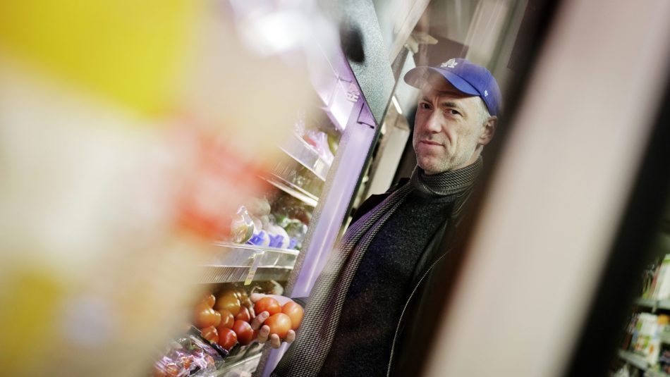 Thomas Horne foran grønnsaksdisk i en matbutikk.