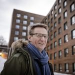 Prosjektsjef Morten Olaf Bjørkå i eiendomsavdelingen i SiO utenfor det nye studenthuset i massivtre på Kringsjå