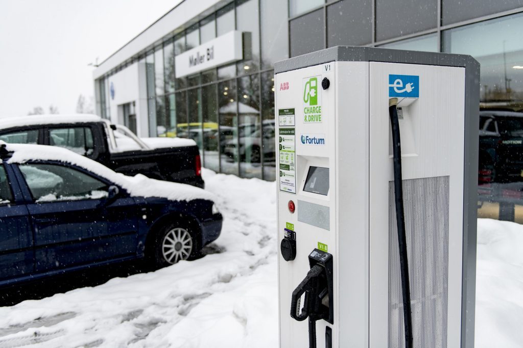 Ladestasjon utenfor Møller Bil Romerike