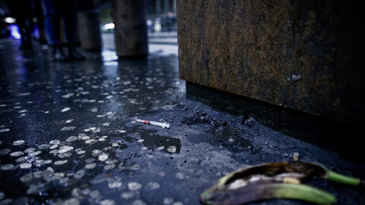 sprøytespiss og bananskapp på asfalten.