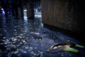 sprøytespiss og bananskapp på asfalten.