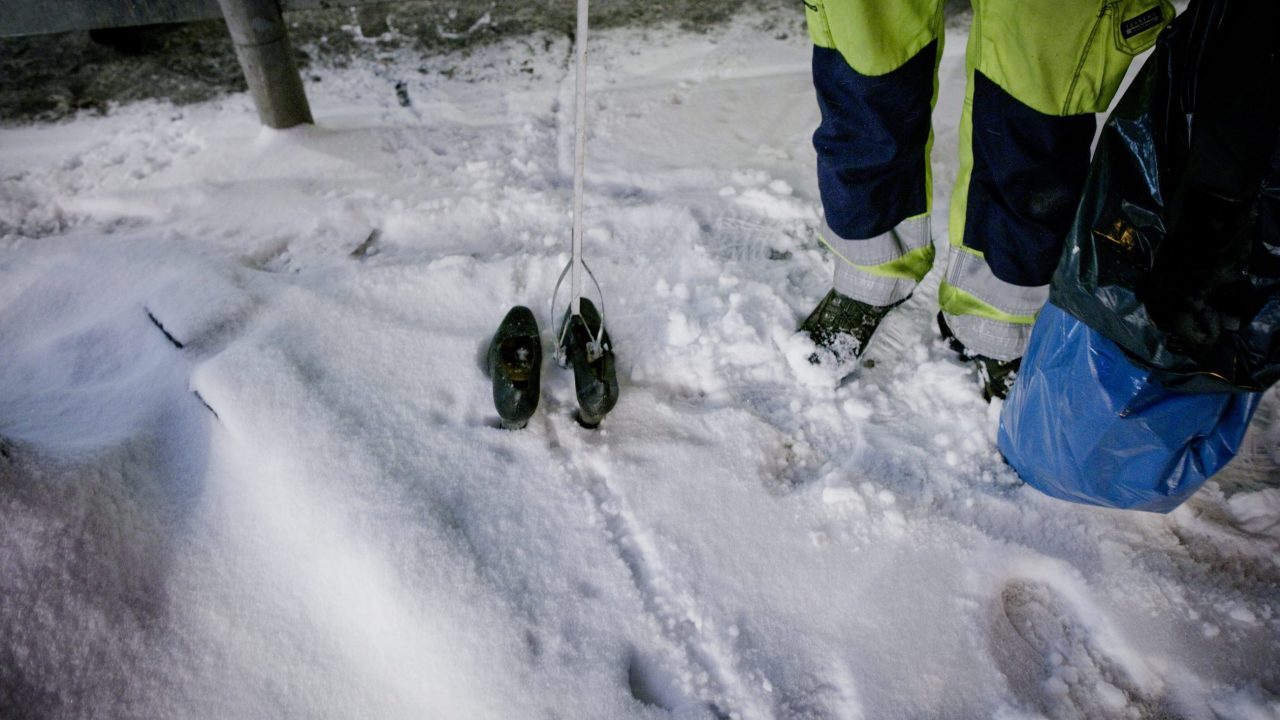 Et forlatt skopar midt i snøen.