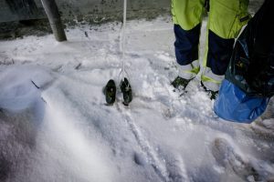 Et forlatt skopar midt i snøen.