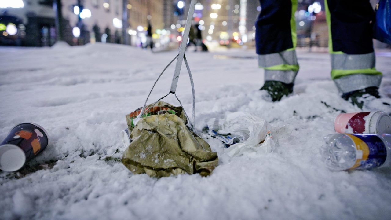 Ryddemannskap plukker opp avfall fra oslos gater