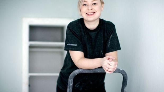 Guri Venstad smiler til kamera fra gardintrapp