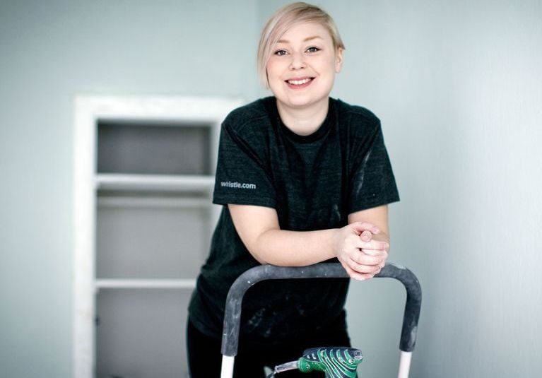 Guri Venstad smiler til kamera fra gardintrapp