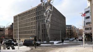 St.Olavsplass i Oslo: Skulptur i metall med grå bygning i bakgrunn.