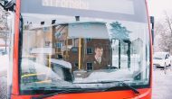 Miroslav Ducat sitter bak rattet i en av de nye el-leddbussene.