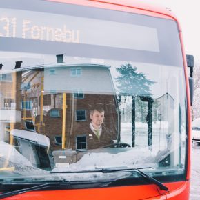 Miroslav Ducat sitter bak rattet i en av de nye el-leddbussene.