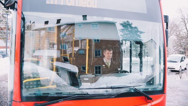 Miroslav Ducat sitter bak rattet i en av de nye el-leddbussene.