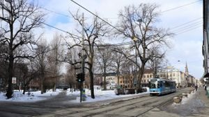 Trikk kjører forbi Ryes Plass i Oslo en fin vinterdag