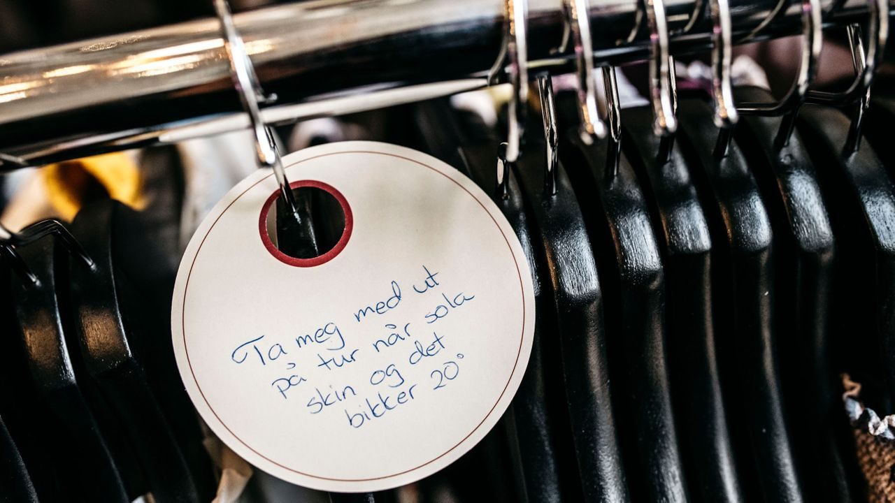 Ta meg med ut på tur når sola skin og det bikker 20 grader, står det på en lapp på et av plaggene på Den store klesbyttedagen.