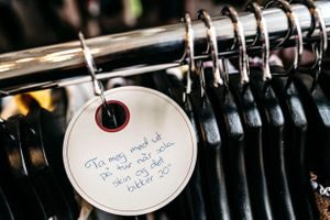 Ta meg med ut på tur når sola skin og det bikker 20 grader, står det på en lapp på et av plaggene på Den store klesbyttedagen.