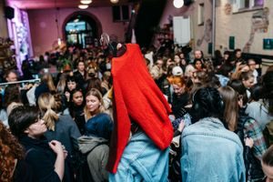 En stor folkemengde besøker MESH på klesbyttedagen