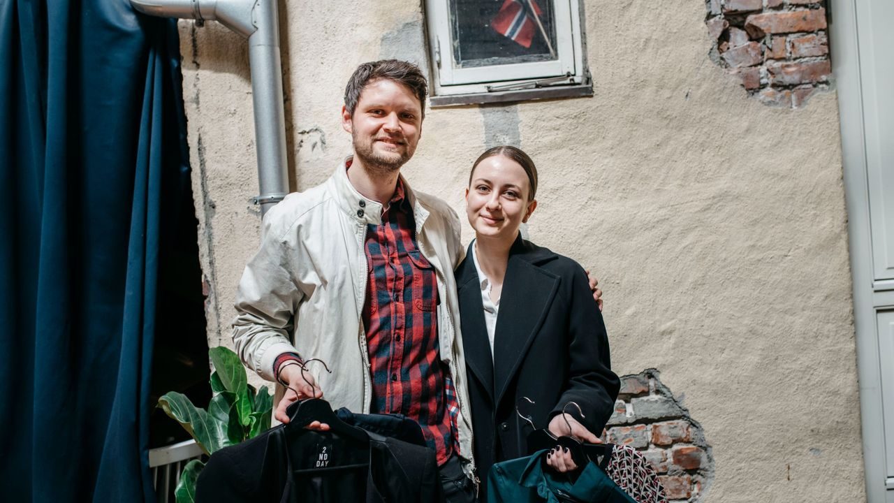 Thomas Haugen og Mina Randjelovic viser fram hver sine skjorter som de har byttet til seg på klesbyttedagen.