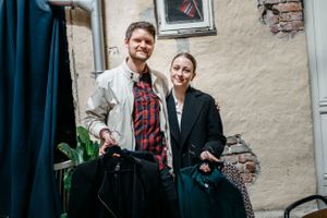 Thomas Haugen og Mina Randjelovic viser fram hver sine skjorter som de har byttet til seg på klesbyttedagen.