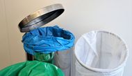 Flere er usikre på hva slags plast som skal kastes i den blå posen.