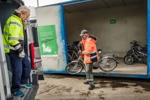 Mann henter ut bruktsykkel fra en container på Haraldrud gjenbruksstasjon