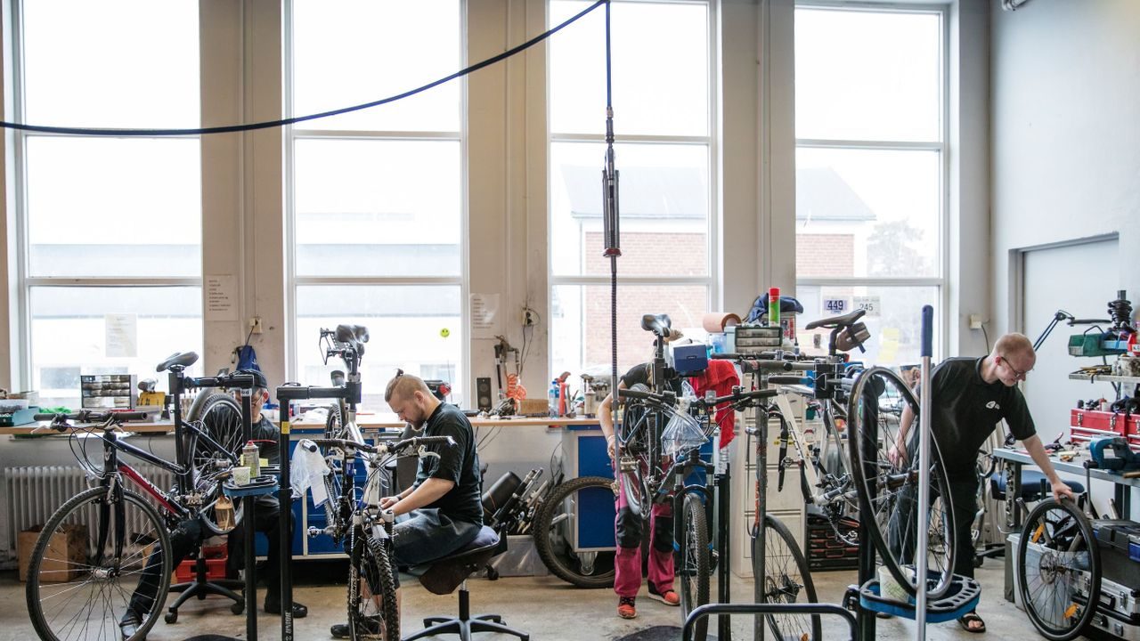 En mann mekker på sykkel i sykkelverkstedet til OsloKollega