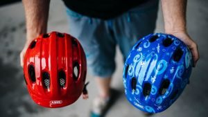 En rød og en blå barnehjelm