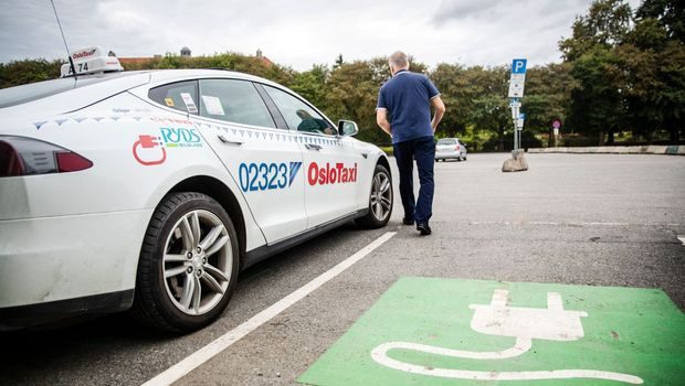 Kommunen gir tilskudd til lading for eldrosjer og elvarebiler