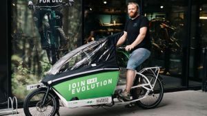 Mann på lastesykkel