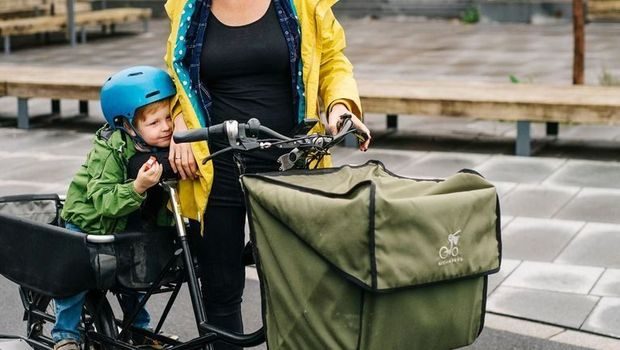 Mor og barn, klare til å sykle på sin longtail-elsykkel