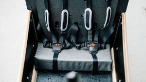 Sete med to setebelter i lastesykkel