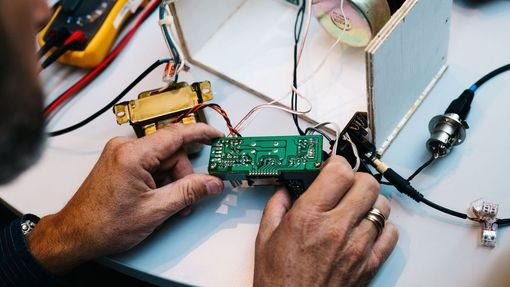 elektronikk og hender