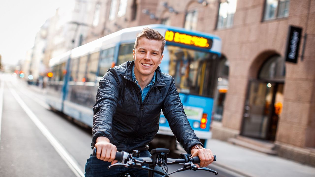 mann på el-lastesykkel